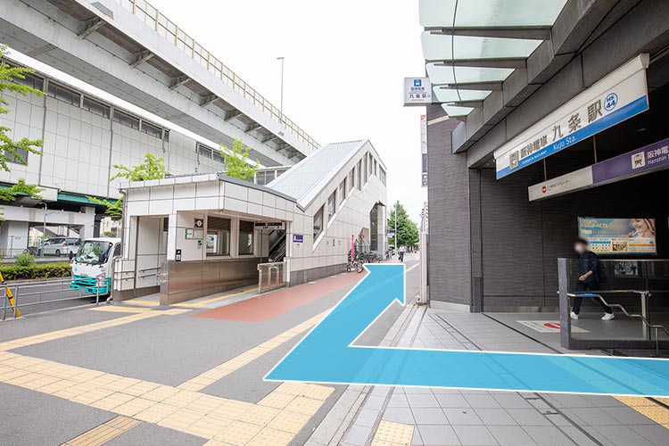 2.1番出口を出たら右折します