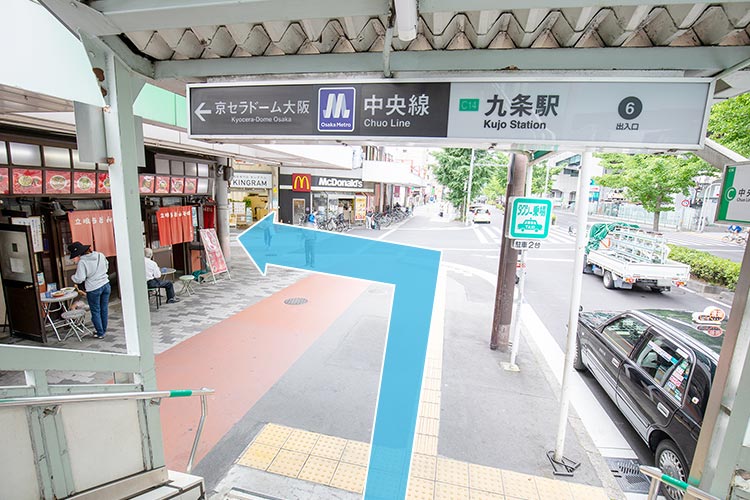 2.6番出口を出て左折しアーケード内をまっすぐ進みます